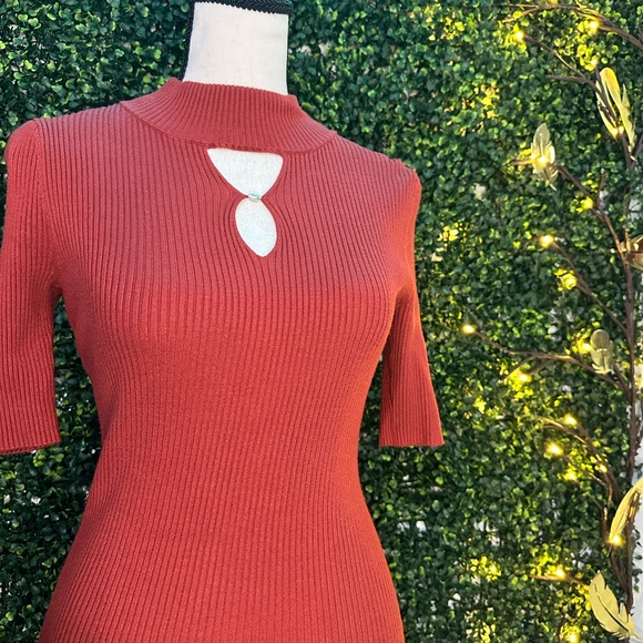 Carmen Marc Valvo Red Keyhole Blouse - Picture 2 of 5
